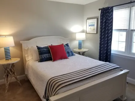 Island House D : Stylish Updated Townhome - Steps to the Beach w/ Pool! Отели в г. Серфсайд Бич