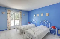 villa of charm, a haven of peace under the umbrella pines, 15 minutes of the sea