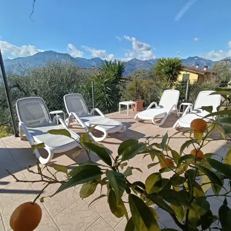 SOLE: Welcoming apartment , relaxation,lake mountains  olive grovess...