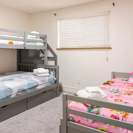 Spacious 3 bedrooms house with WiFi, AC in Wonderful Carson City
