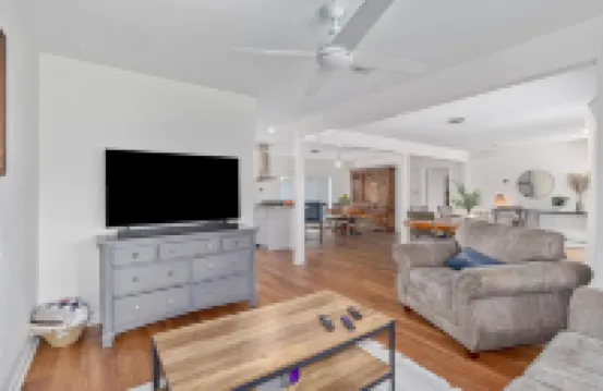 Newly Remodeled Modern Farmhouse on an Acre 利格城酒店