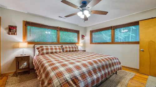 Mountain Dreams Cottage - Peaceful, Charming, Pet Friendly, Creekside and Views!