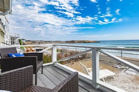 Oceanfront 4 BR/2 Bath Long Beach Vacation Home - Grill, Outdoor shower, AC Отели рядом с достопримечательностью «Motif #1»