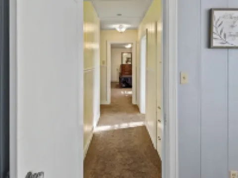 Home adjacent to Country Club, near Hospitals, Park, College and shopping. Hotels in Ada