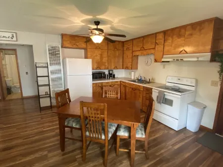 Cozy house/attached garage close to Lucas Oil Race Track and Pomme De Terre Lake