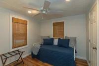 The Cabin On Dogwood - A cozy 1950's Cabin on Lake Jordan, Alabama