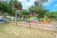Newly Furnished, Solar Heated Pool, Game Room, 10 Mins from Beach