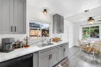 Zen Den, peaceful and bright 2BR by Midtown!