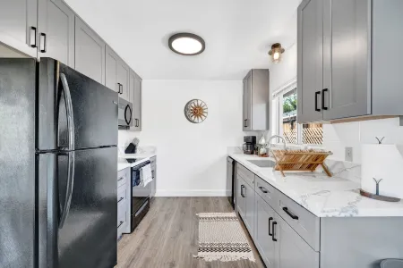 Zen Den, peaceful and bright 2BR by Midtown! Отели в г. Рено