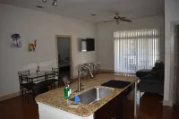 Walk to NRG | Drive to Med Center, 2 Bed/2Bath w/Courtyard View - King Beds