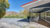 Mountain Dreams Cottage - Peaceful, Charming, Pet Friendly, Creekside and Views!