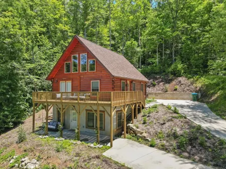 AVL Getaway •  Hot Tub •  Mnt View • Decks •  Pool Table