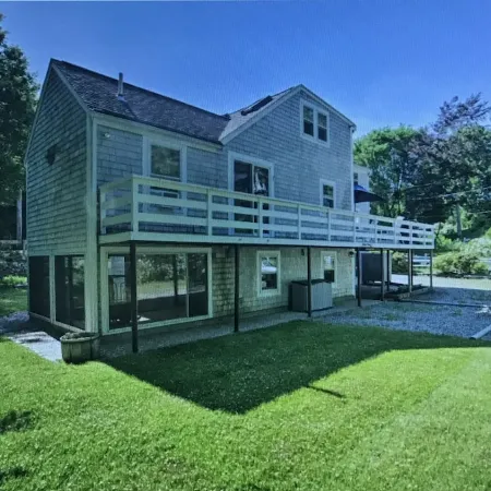 Charming classic Cape Cod home in Centerville village. 1mile to Craigville beach