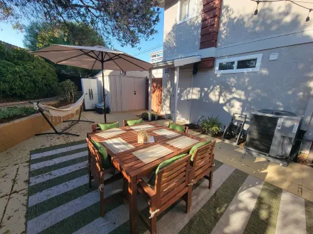 San Diego's 4-bed Oasis with Hot Tub,  Gym, Outdoor Theater & Huge Yard.