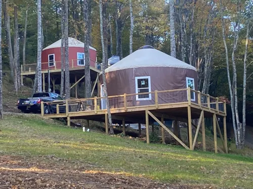 Elevated eclectic yurt with wrap-around porch, hot tub, and mountain view! 캐럴 카운티 호텔