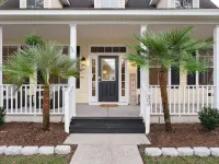 Old Town Bluffton's "The Yellow Cottage" with Golf Cart and Fenced-In Yard ブラフトンのホテル