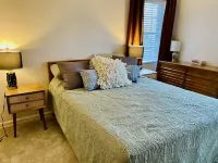 Marigold Inn ! Mid century renovated home! 1.2 mi from ND!!