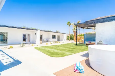 Moonlite Nights Desert Stay w Soaking Tub Отели рядом с достопримечательностью «Desert Hot Springs Chamber-Commerce»