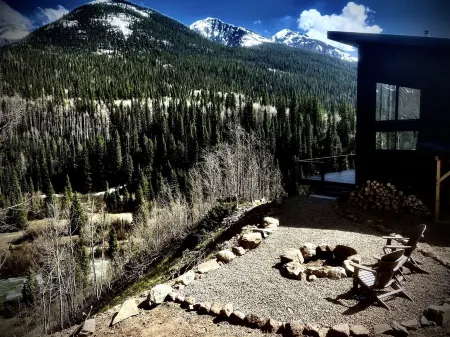 ELEVATED LIVING MOUNTAIN RETREAT