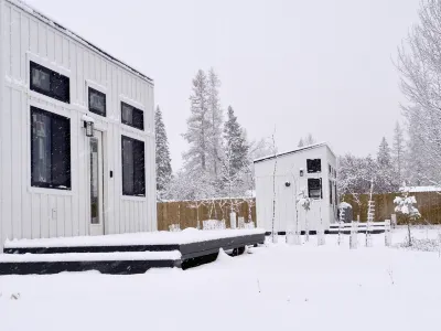 Luxury tiny home conveniently located between Whitefish and Colimbia Falls!