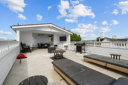 Newport Beach 2 Bedroom Home/Beach/Roof Top Отели рядом с достопримечательностью «Ведж»