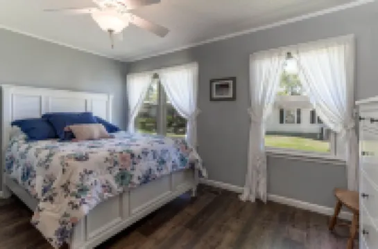 READY TO RELAX?  Lake front house w/ beautiful Sunsets on Lake Greenwood