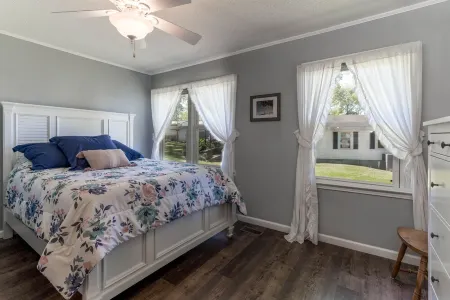 READY TO RELAX?  Lake front house w/ beautiful Sunsets on Lake Greenwood