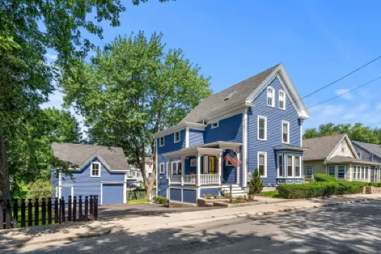 Newly Renovated Luxury 5Br Home + Office, Walk to Beach & Town