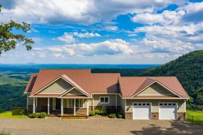 Mountain House located on Blue Ridge Parkway 데블스 덴 트레일헤드 주변 호텔