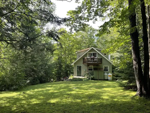 Cozy Creekside Chalet centrally located near 4 ski resorts