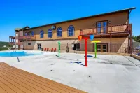 Rustic Fields-WALK IN, Lake views, Sleeps 9, Pools, next to Silver Dollar City