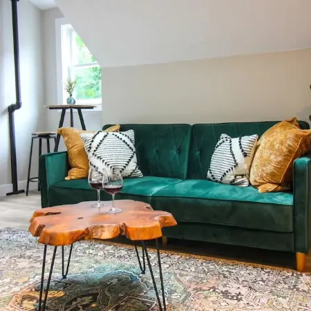 Loft on Main - DWTN, Beach, PVT Deck, Coffee Bar