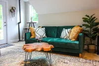 Loft on Main - DWTN, Beach, PVT Deck, Coffee Bar