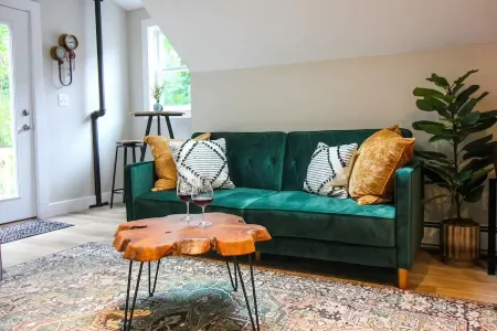 Loft on Main - DWTN, Beach, PVT Deck, Coffee Bar