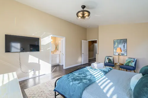 New! Cozy Modern Pool Home, Close to Downtown and The Strip