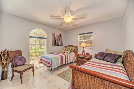 Family-Friendly Retreat: 2 Primary Bedrooms each with Ensuites Отели рядом с достопримечательностью «Селери Филдс»