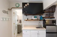 Nautical-themed Studio less than a block to sea, sun and fun! Hotels in Folly Beach