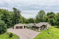 Home in Dowagiac with private pool Hotels near Wounded Minnow Saloon