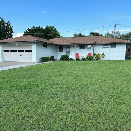Nice 3 Bedroom, 1.5 bathroom Chickasaw House