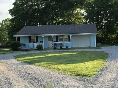 Cozy 2 Bedroom Country Cottage North of Parsons . Sleeps up to 5 people.