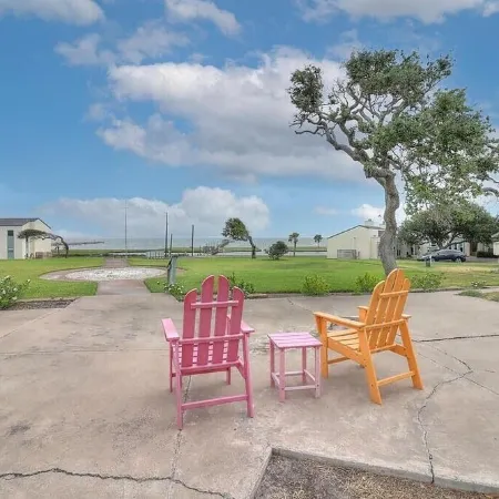 Rockport Dreamin! Steps to private 750' fishing pier and boat ramp!