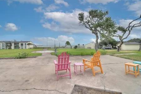 Rockport Dreamin! Steps to private 750' fishing pier and boat ramp!