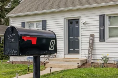 Lancaster/Millersville~ Comfy 4 Bedroom Single Home with 2 Bedrooms on 1st Floor