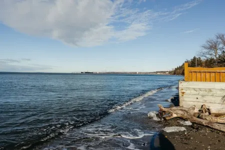 Neptune Haven Getaway Near the Ocean Отели рядом с достопримечательностью «Silver Reef Casino»