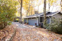 Beautiful contemporary home, seasonal views of golf course, and mountains. Hotels in Blowing Rock