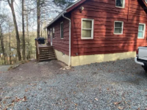 Charming 3-bedroom house with private dock on Lake Wallenpaupack! 帕爾邁拉酒店