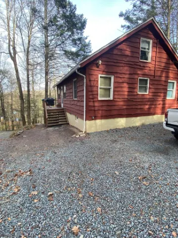 Charming 3-bedroom house with private dock on Lake Wallenpaupack!