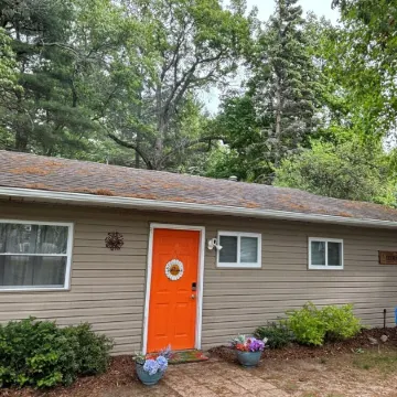 Charming 3-bedroom cottage in adorable Caseville with Beach Access, AC, and WiFi