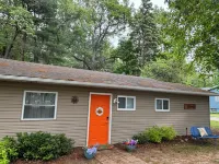 Charming 3-bedroom cottage in adorable Caseville with Beach Access, AC, and WiFi