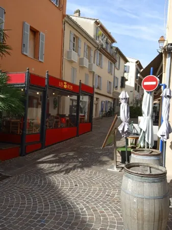 Studio 2 Personnes Centre Ancien de Sainte Maxime a 300 M Plage et Port Отели в г. Сен-Максим